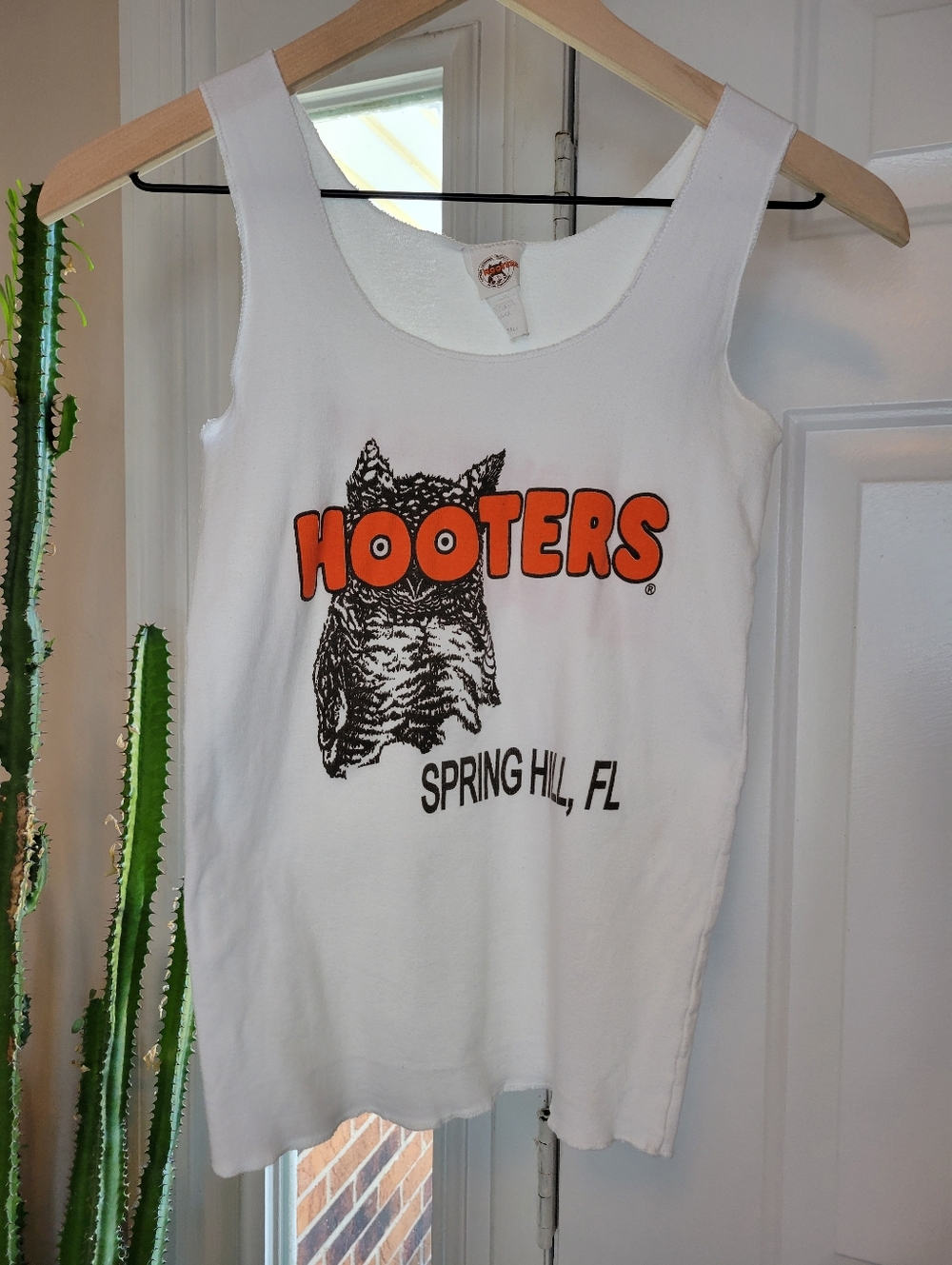 Vintage Hooters Beautiful White Spring Hill Florida Tank Top, Size Womens S